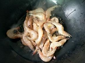 下大虾大火翻炒