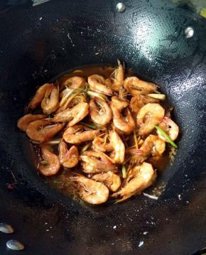 倒入碗汁，盖盖两分钟。