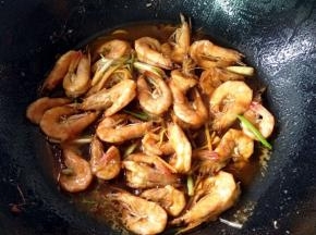 倒入碗汁，盖盖两分钟。