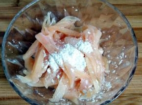 鸡胸切丝，加入(1.5克)盐，料酒，干淀粉抓匀，腌制20分钟。