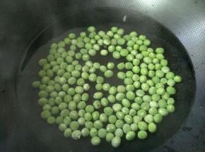 锅中把水烧开后，加入几滴油，下豌豆。