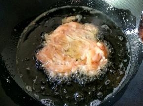 热锅倒油，3成热，下鸡丝。