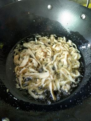 中小火炒至变白(约50秒)，捞出来控油。