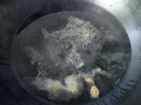 把锅洗净，加入2小碗清水烧开，加入剩余的盐和胡椒粉