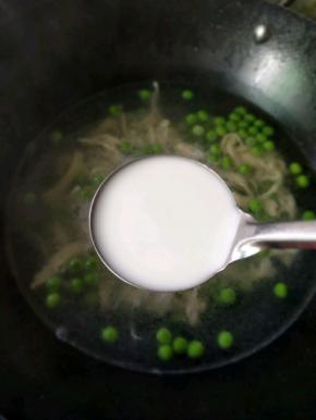 加湿淀粉芶芡(不要太厚，微微不流动即可)