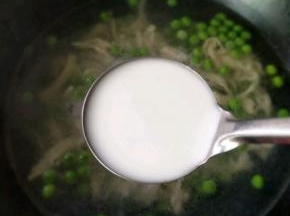 加湿淀粉芶芡(不要太厚，微微不流动即可)