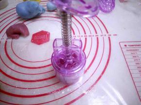 轻压模具3秒，轻磕一下，提起模具，脱模。