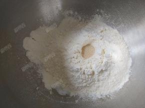 先放入面粉、盐、酵母等干性材料