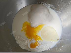 放入鸡蛋、牛奶、色拉油等湿性材料