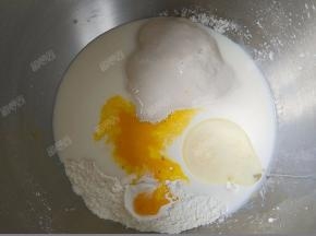 放入鸡蛋、牛奶、色拉油等湿性材料