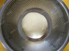 面团滚圆，盖保鲜膜，发酵30分钟左右