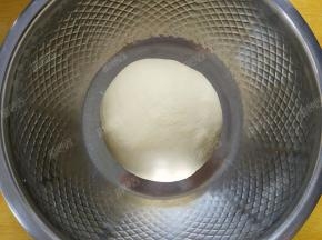 面团滚圆，盖保鲜膜，发酵30分钟左右