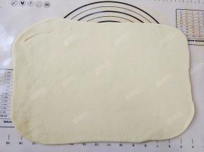 将发酵后的面团取出，擀成长方形的饼