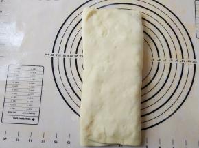 将两边对折，捏合两端，用擀面杖擀薄