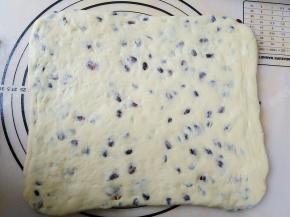 松弛片刻，擀成厚约5mm的薄饼