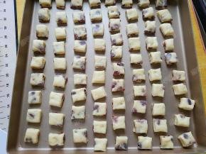 将切好的方块码入烤盘内，预留足够的发酵空间，避免粘连