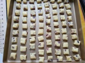 将切好的方块码入烤盘内，预留足够的发酵空间，避免粘连