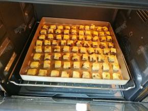 烤箱预热完成后，将烤盘放入烤箱中下层，烤15-18分钟，视表面上 se情况取出即可