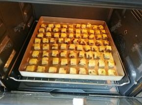 烤箱预热完成后，将烤盘放入烤箱中下层，烤15-18分钟，视表面上 se情况取出即可