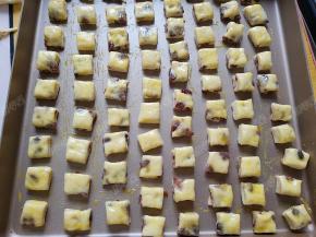 不需要进行二发，直接刷蛋液，撒粗砂糖点缀，室温静置20分钟左右，静置的时间可以180度预热烤箱