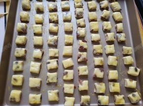 不需要进行二发，直接刷蛋液，撒粗砂糖点缀，室温静置20分钟左右，静置的时间可以180度预热烤箱