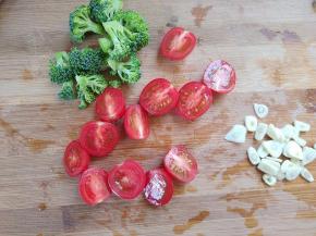 西蓝花洗净切小朵，小番茄洗净对半切开，大蒜切片