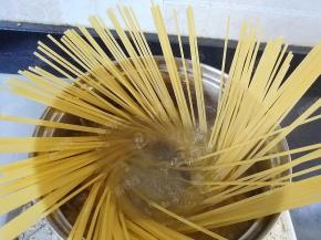 锅中放水煮沸，加入一点盐，放入意面煮熟