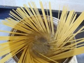 锅中放水煮沸，加入一点盐，放入意面煮熟