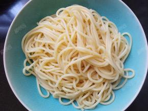 煮熟的意面捞出控水，放一点橄榄油拌匀