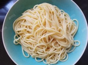 煮熟的意面捞出控水，放一点橄榄油拌匀