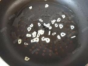 锅热油，放入蒜片煸香