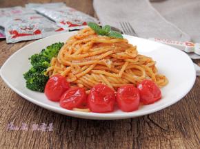 摆盘装饰，可以撒一些芝士粉，更加美味哦