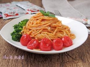 摆盘装饰，可以撒一些芝士粉，更加美味哦