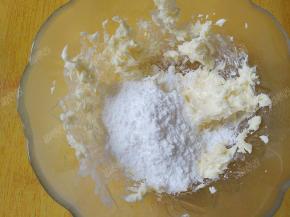 黄油提前软化，用打蛋器打至顺滑，加入糖粉。