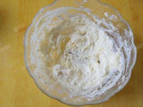 继续用打蛋器打至黄油颜色变浅。