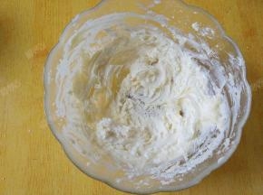 继续用打蛋器打至黄油颜色变浅。