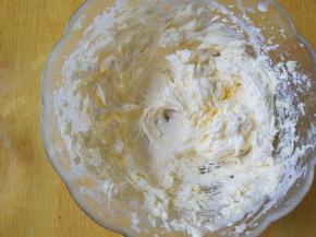 每一次都要打至蛋液与黄油完全融合之后再加剩下的蛋液。