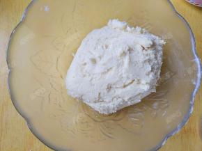 加入过筛的低筋面粉和奶粉，用刮刀拌匀。