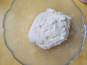 加入过筛的低筋面粉和奶粉，用刮刀拌匀。