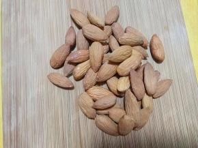 巴旦木掉外壳。