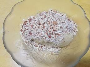 将切碎的巴旦木放入面团中