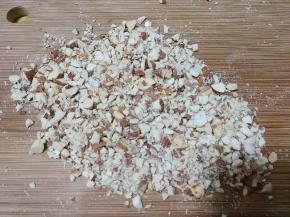 将巴旦木切碎。