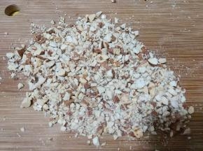 将巴旦木切碎。