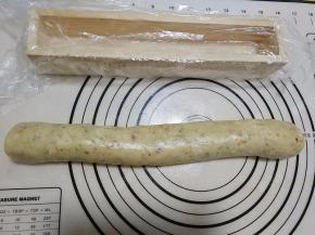 模具铺上保鲜膜，将面团整理成长条形。