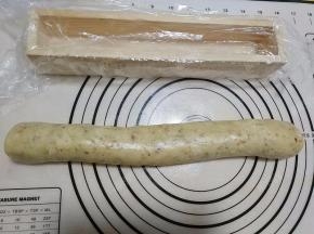 模具铺上保鲜膜，将面团整理成长条形。