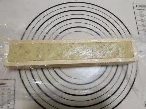 将面团放入模具中，整理好形状之后放入冰箱冷冻室，冷冻至硬。