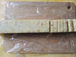 冷冻好之后取出切成均等厚度的片。