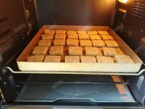 烤箱预热180℃，中层上下火烤20分钟