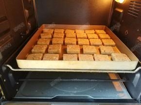 烤箱预热180℃，中层上下火烤20分钟
