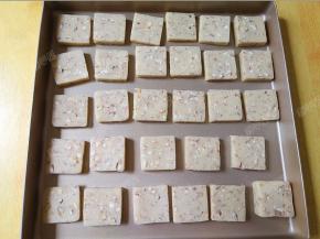 将饼干片摆在不粘烤盘上。